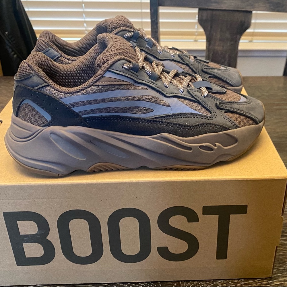 Yeezy boost 700 v2
